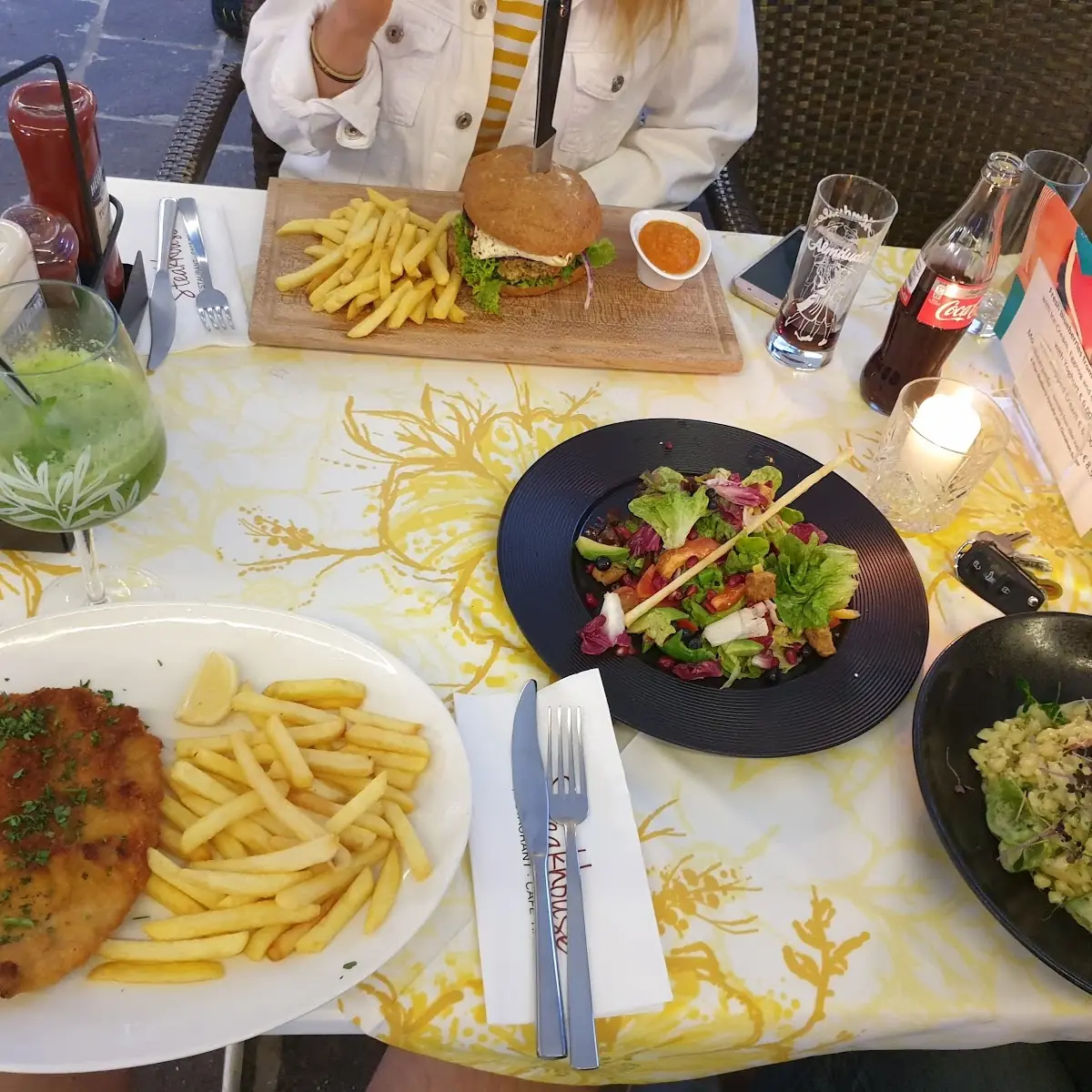 Wiener Schnitzel Tiroler Käsespätzle Großer Gemischter Salat Vegetarischer Burger