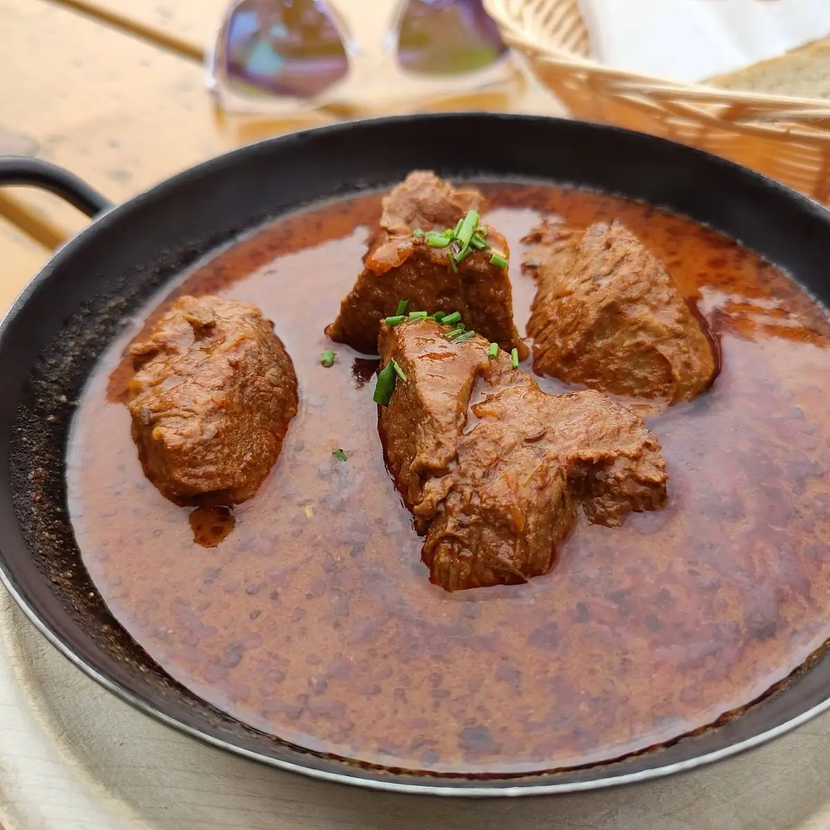 Gulasch Vom Almochs Mit Brot