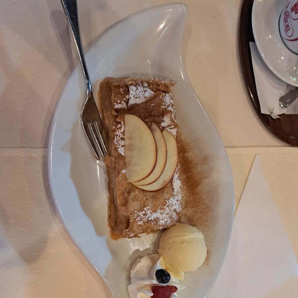 Apfelstrudel Mit Eis