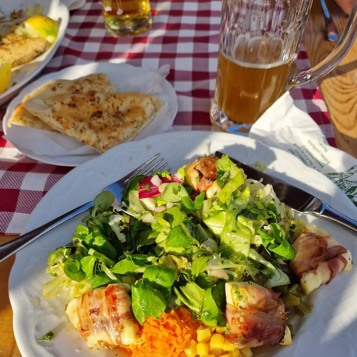 Bunter Salatteller Mit Schafskäse Im Speckmantel Gebraten
