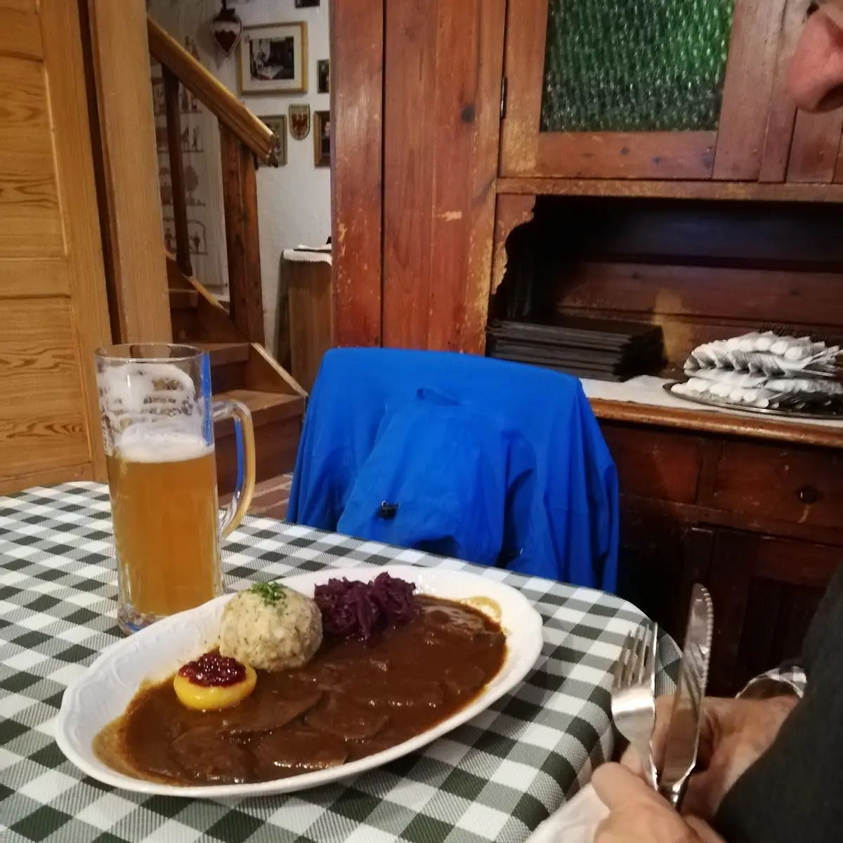 Gamsbraten Mit Rotkraut Und Semnelknödel