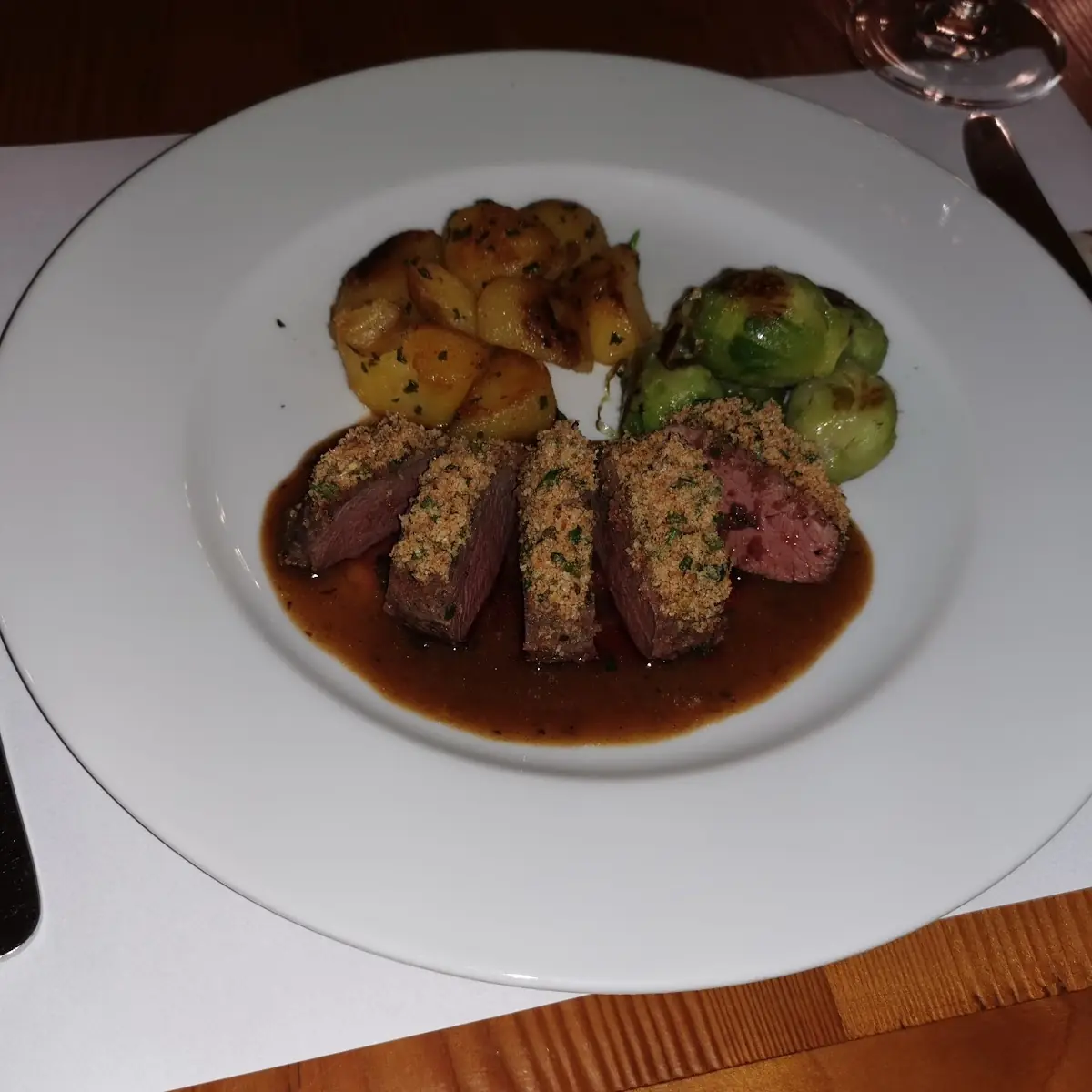 Rosagebratenen Mufflonrücken Mit Kräuterkruste Und Bratkartoffeln Und Kohlsprossen