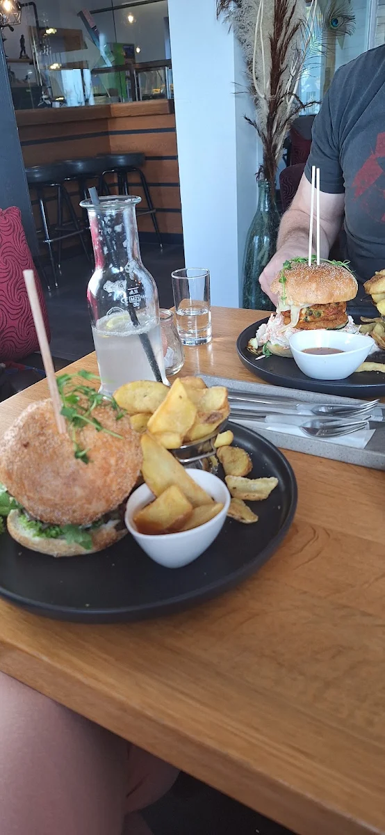 Veggie Burger Mit Kartoffelspalten