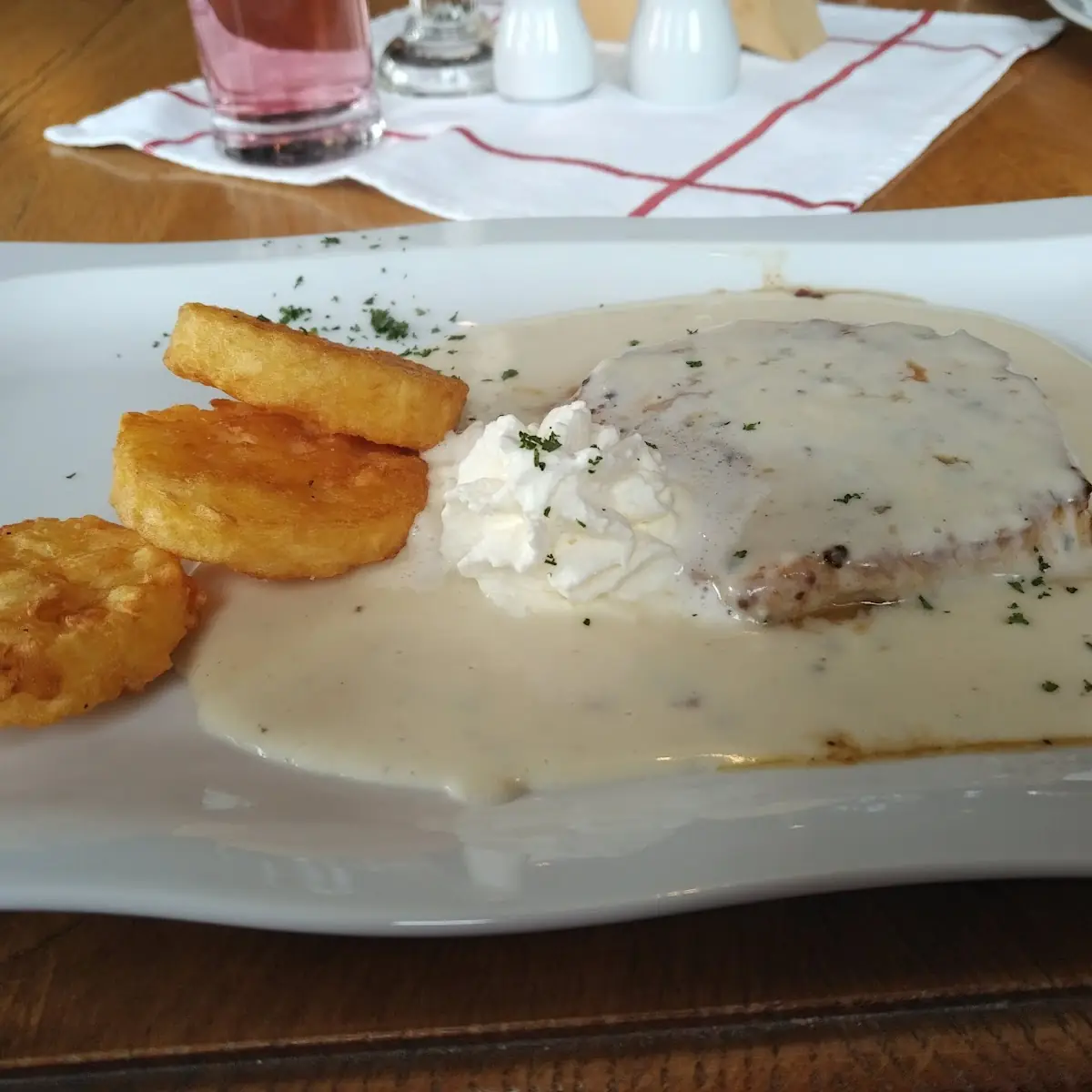 Schweinerückensteak Mit Gorgonzolarahmsauce Und Röstinchen