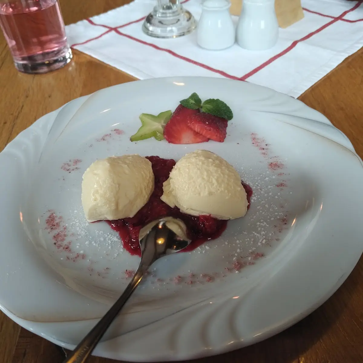Weiße Schokoladenmouse An Himbeerspiegel