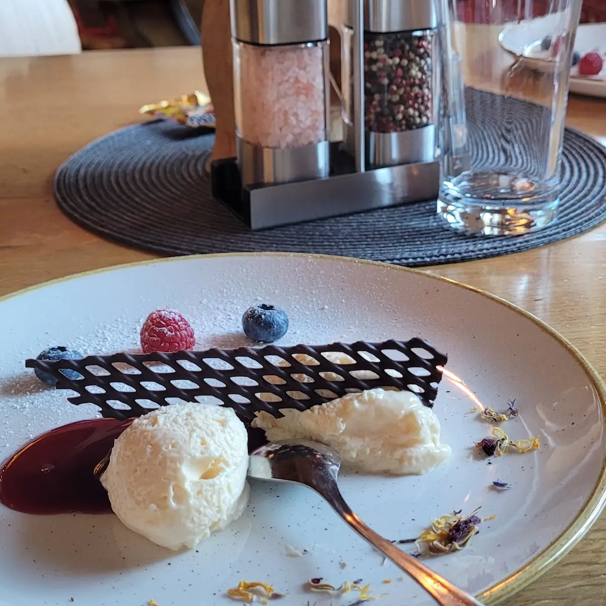 Weiße Schokoladenmousse Auf Fruchtspiegel