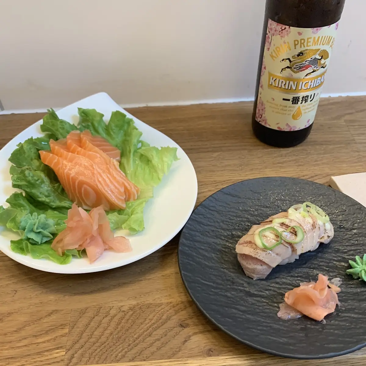 Sake Sashimi Und Ein Angeflammtes Nigri
