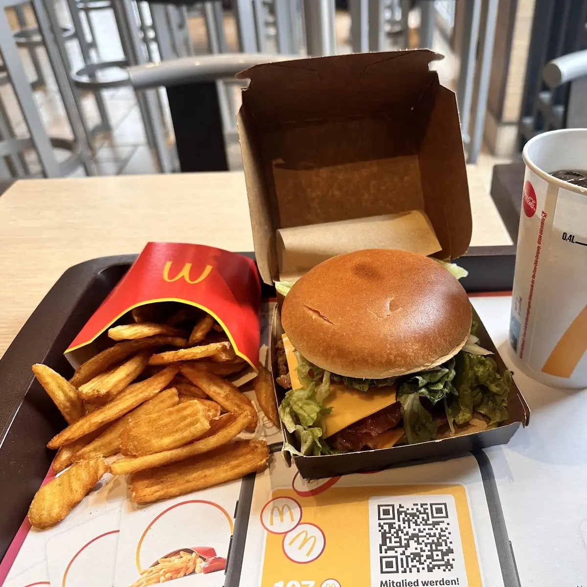 Pyszny Burger Z Ziemniaczkami Smażonymi Nie Pamiętam Jak Się Dokładnie Nazywał