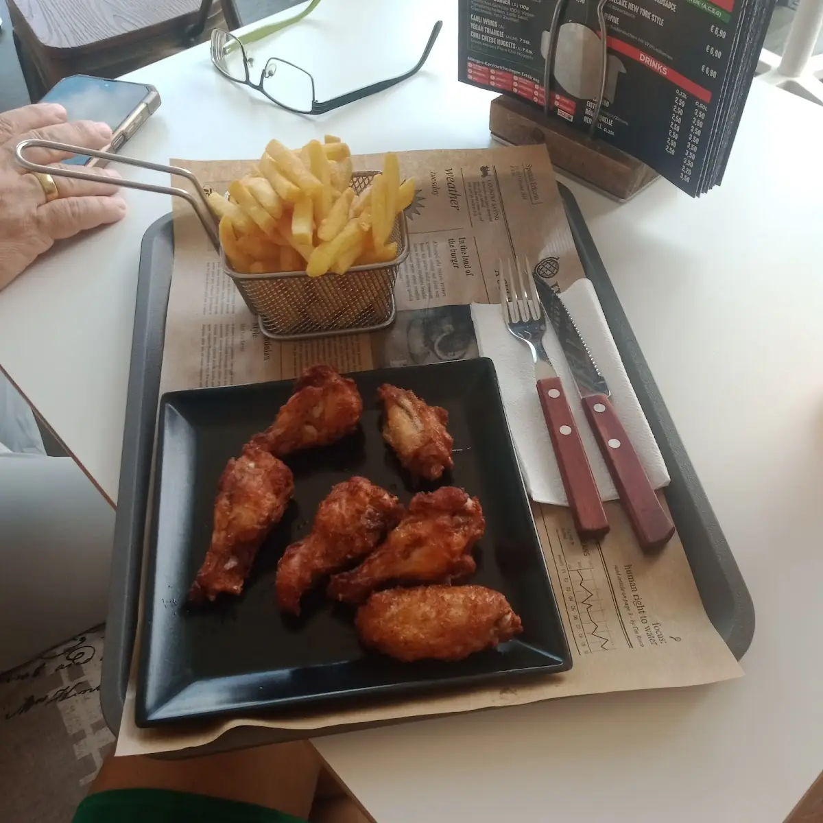 Chicken Wings Mit Pommes
