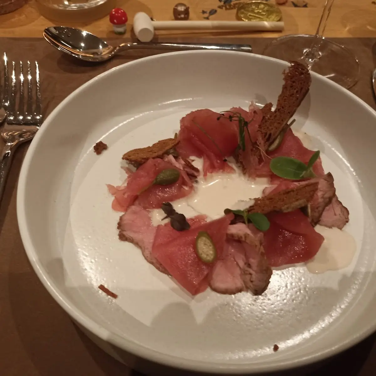 Rosa Milchkalb Vitello Tonnato Mit Roh Mariniertem Thunfisch Kapernbeeren Und Schwarzbrotchip