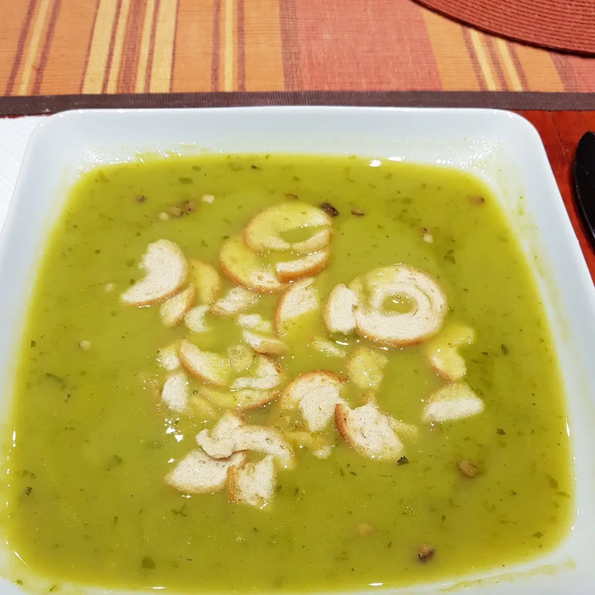 Erbsenchremsuppe