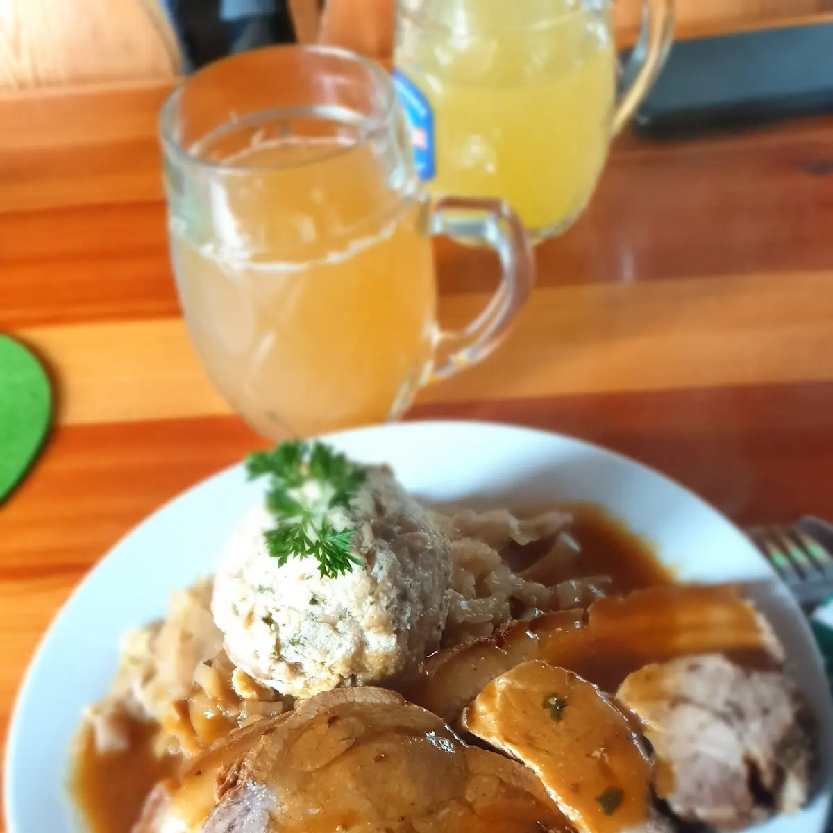 Schweinsbraten Mit Semmelknödel Und Süsskraut