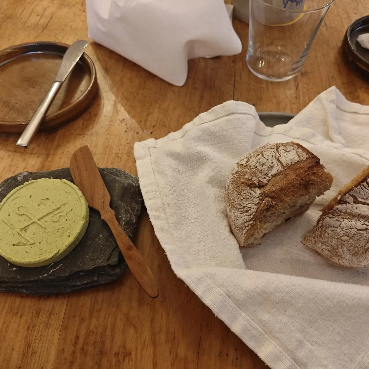 Kleines Hellstern Brot Mit Hausgemachter Buttet