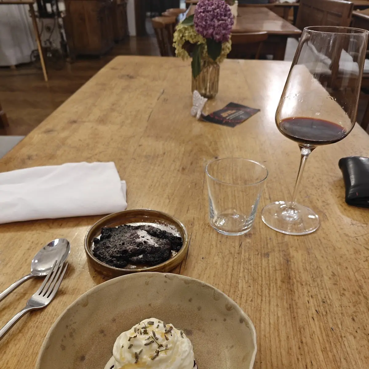 Schwarzbeerdatschi Mit Lavendeleis Und Hausgemachtem Jogurt