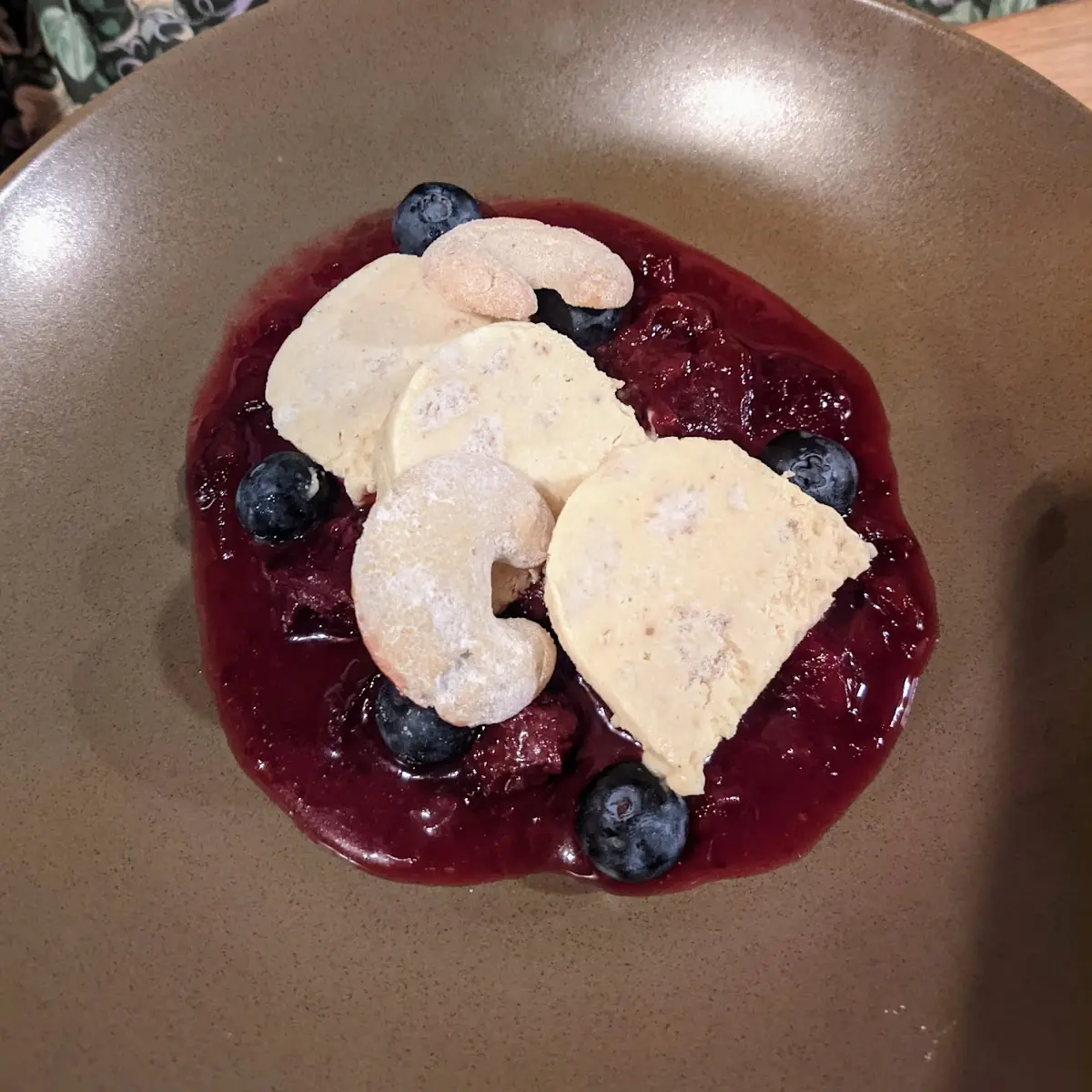 Vanillekipferl Parfait Auf Zwetschgenröster