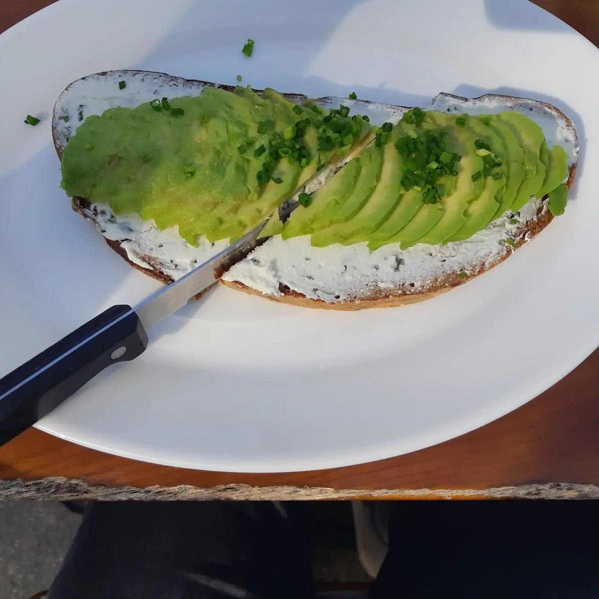 Getoastetes Schwarzbrot Mit Topfen Und Avovado, Meierei Diglas im Türkenschanzpark