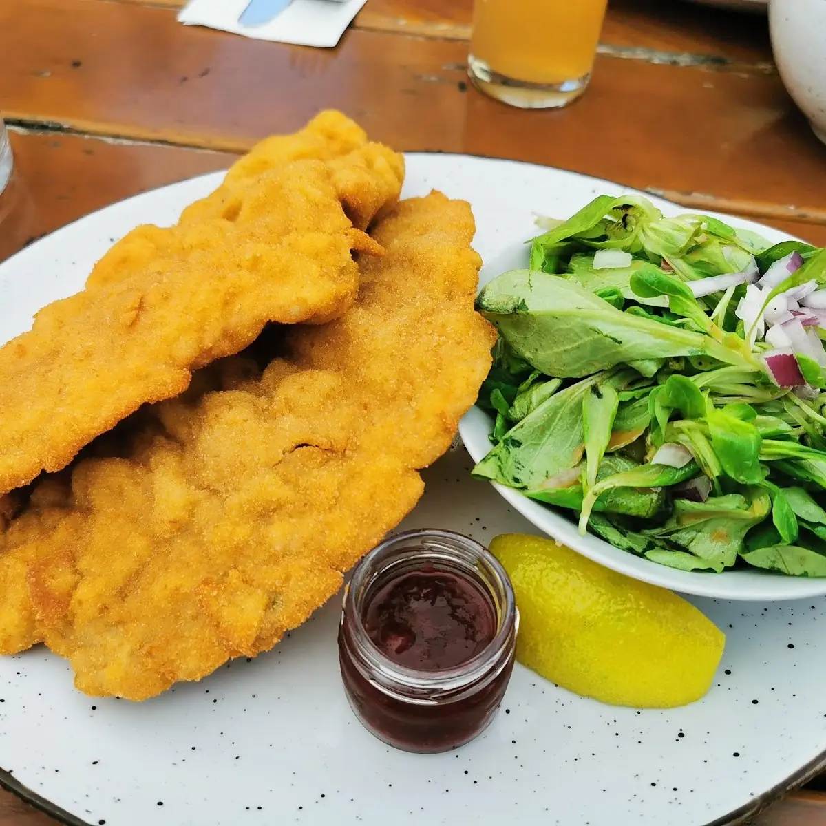 Hühnerschnitzel Mit Salat, Meierei Diglas im Türkenschanzpark