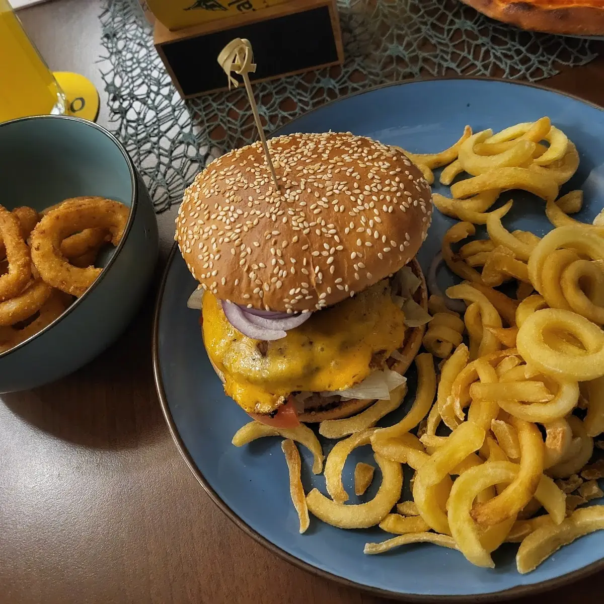 Jicy Lucy Mit Onion Rings Und Curly Fries