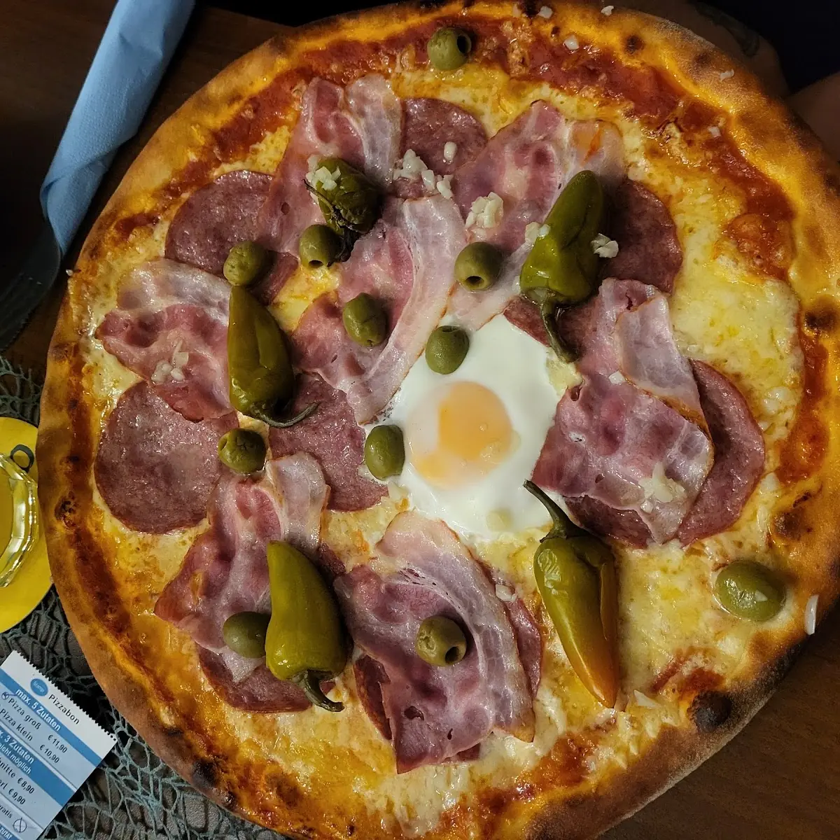 Salamipizza Mit Speck Und Ei