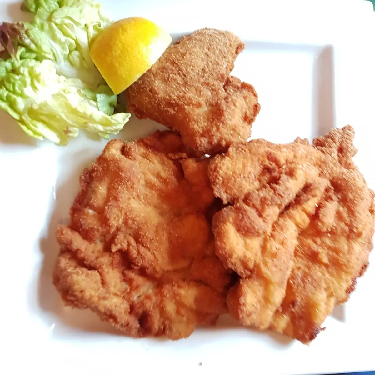 Ausgelöstes Backhuhn Mit Erdäpfel-blattsalat