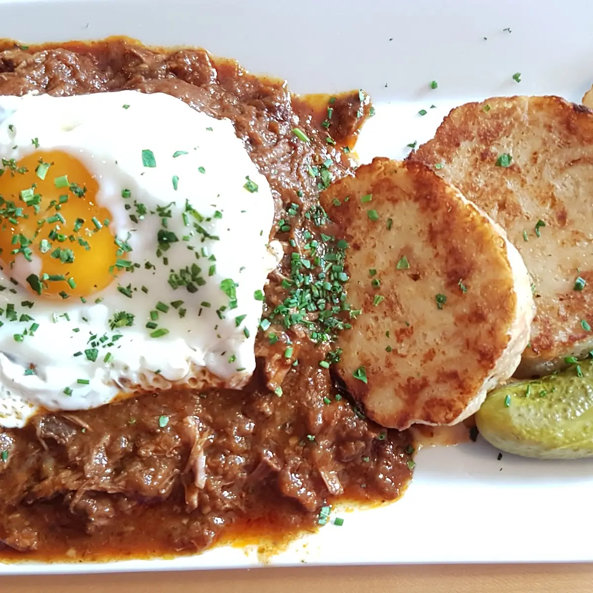 Fiakergulasch Mit Serviettenknödel Gurkerl Und Spiegelei
