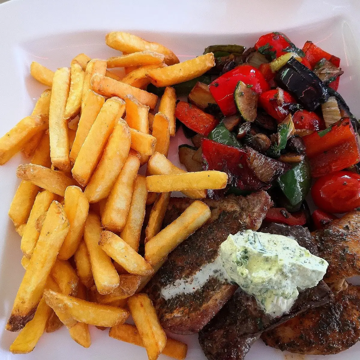 Lende Mit Gemüse Und Pommes Frites