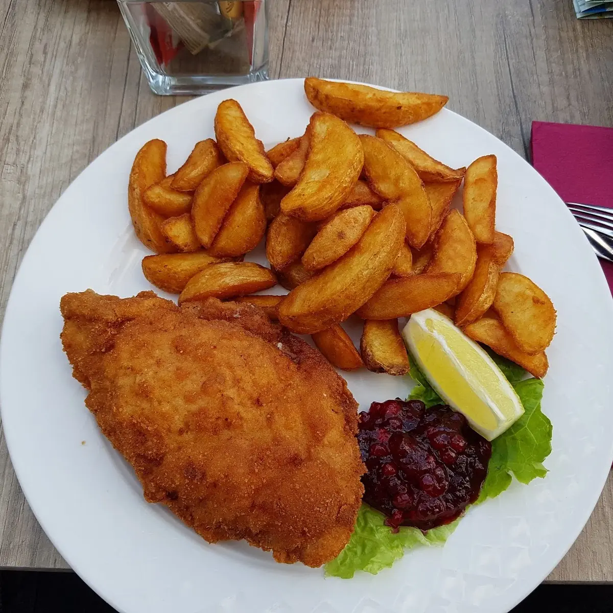 Schnitzel Mit Pommes Und Preiselbeeren
