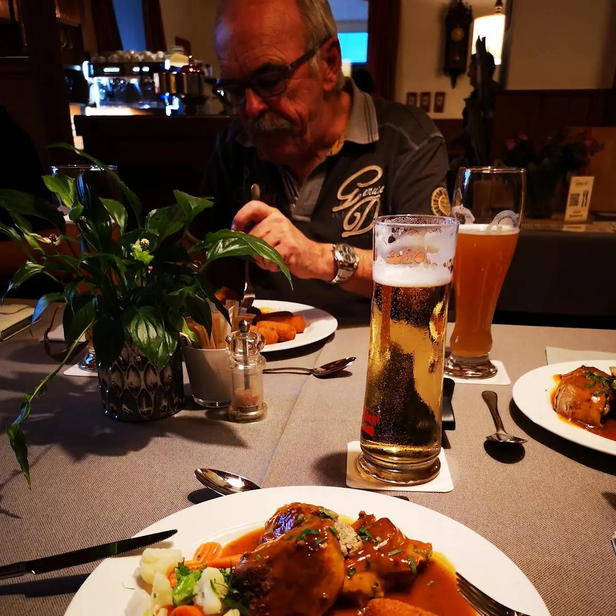Schweinemedailion Mit Kroketten Und Pfannengemüse