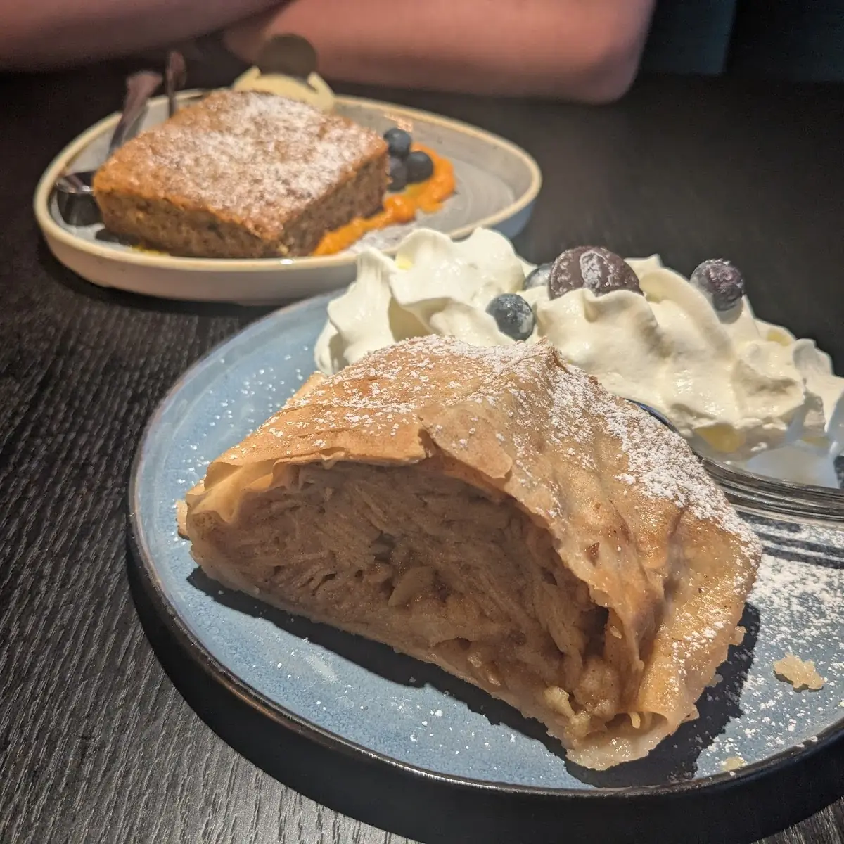 Apfelstrudel Mit Schlagobers