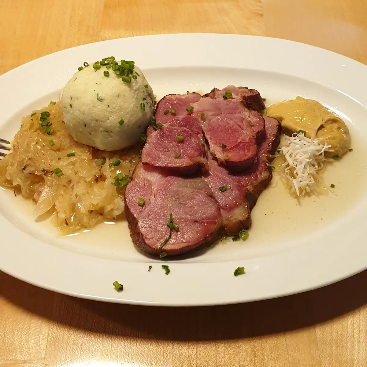 Bradl Mit Warmen Krautsalat Und Semmelknödel
