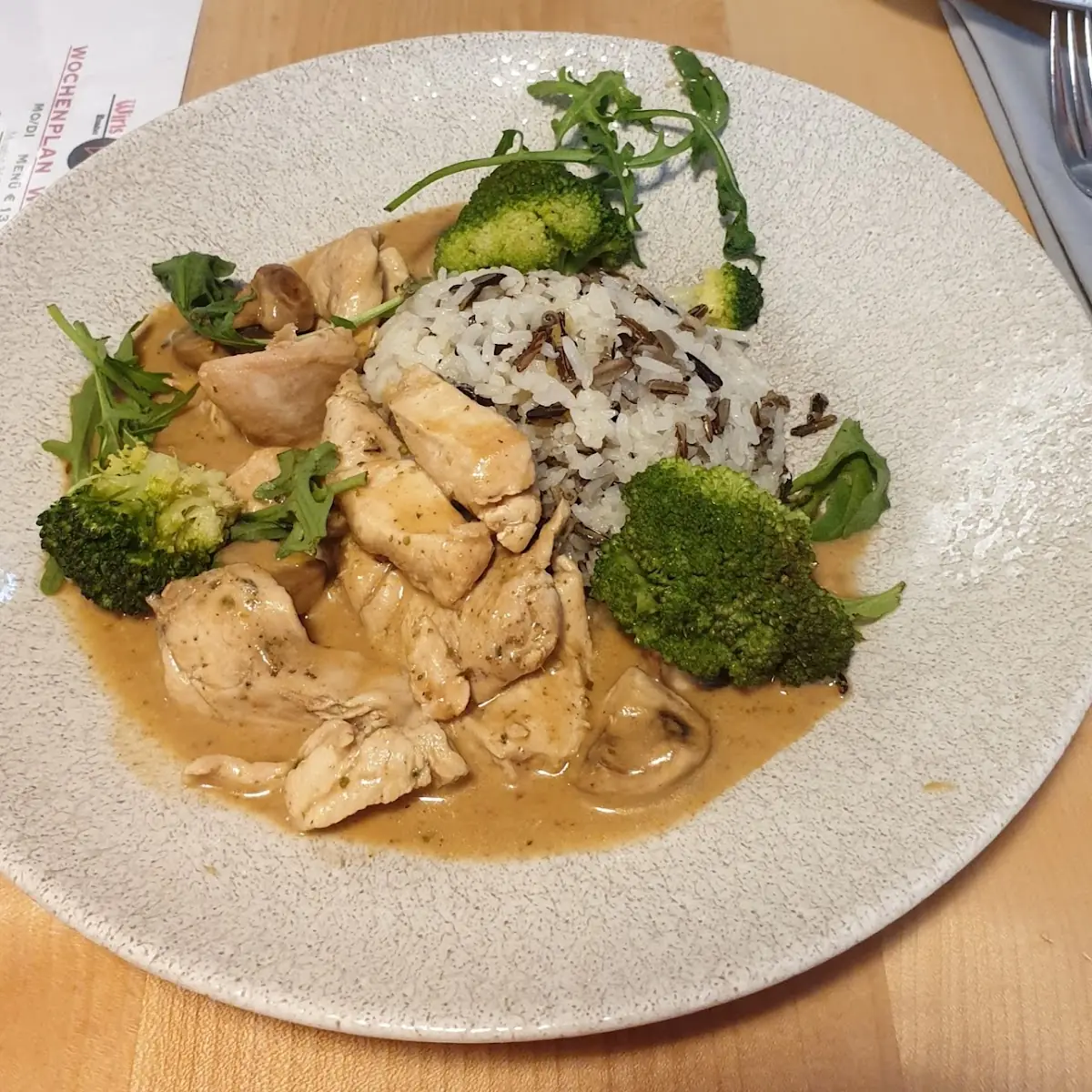 Hünergeschnetzeltes Mit Wildreis Brokkoli Und Championsauce
