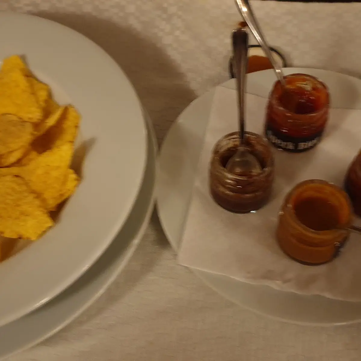 Tortilla Chips Mit Saucen Zum Kosten