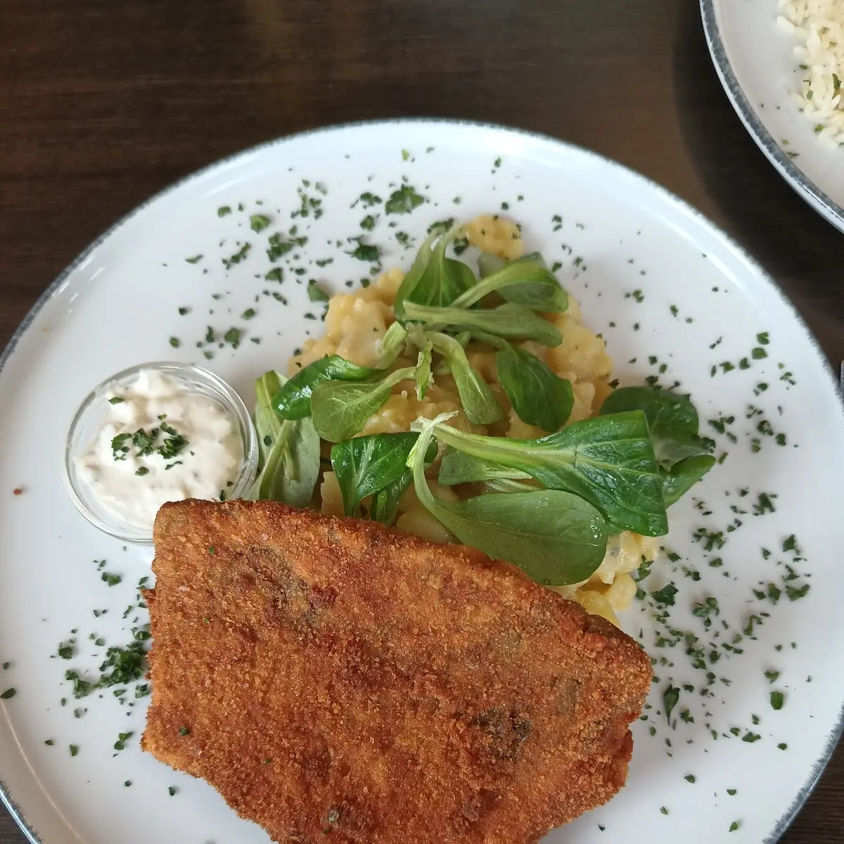 Gebackener Karpfen Auf Warmen Kartoffelsalat
