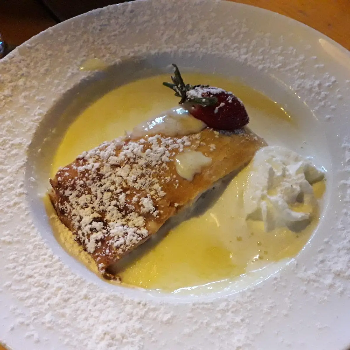 Apfel Strudel Mit Vanillesisse Und Schlagsahne