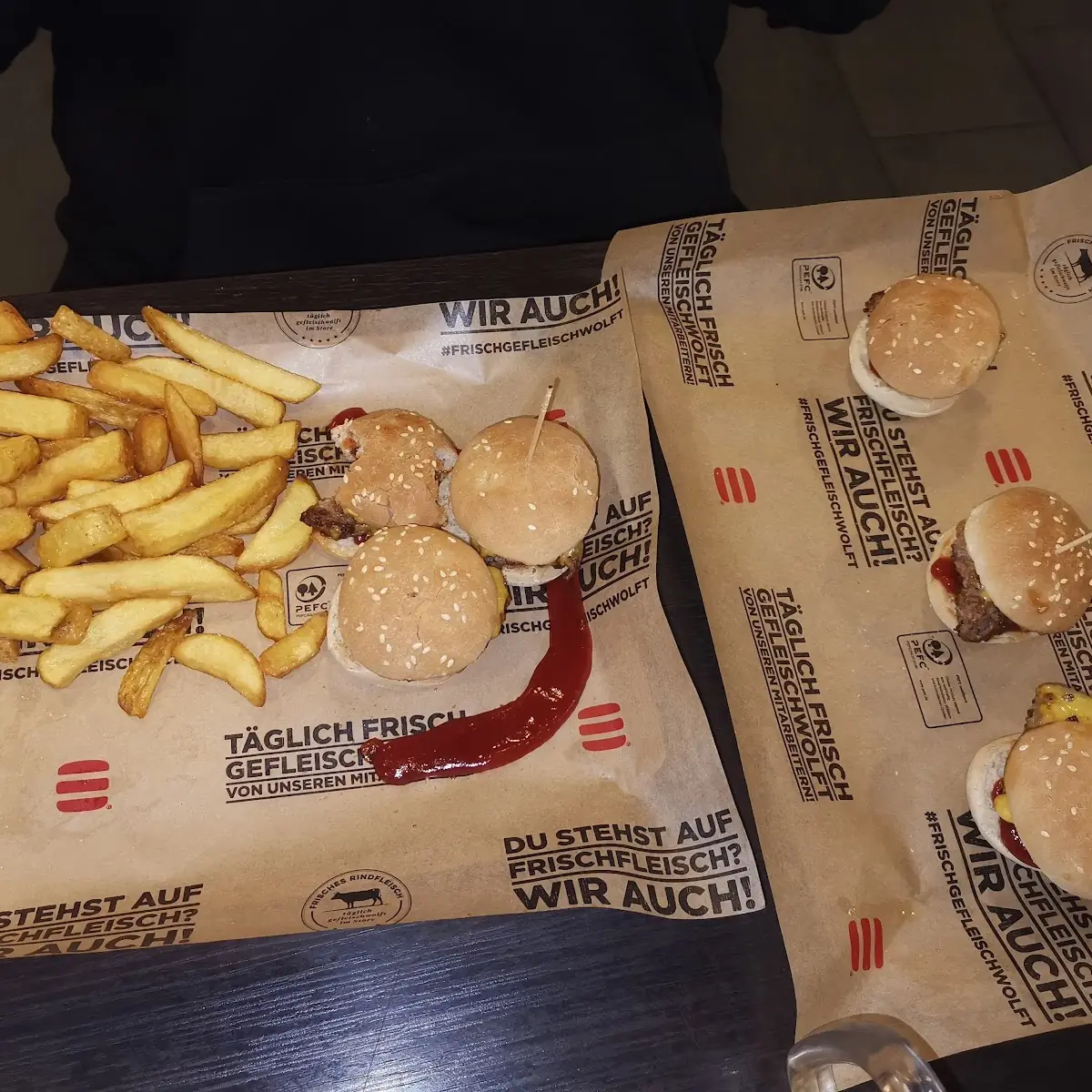 Bürger Mit Pommes Und Div Saucen