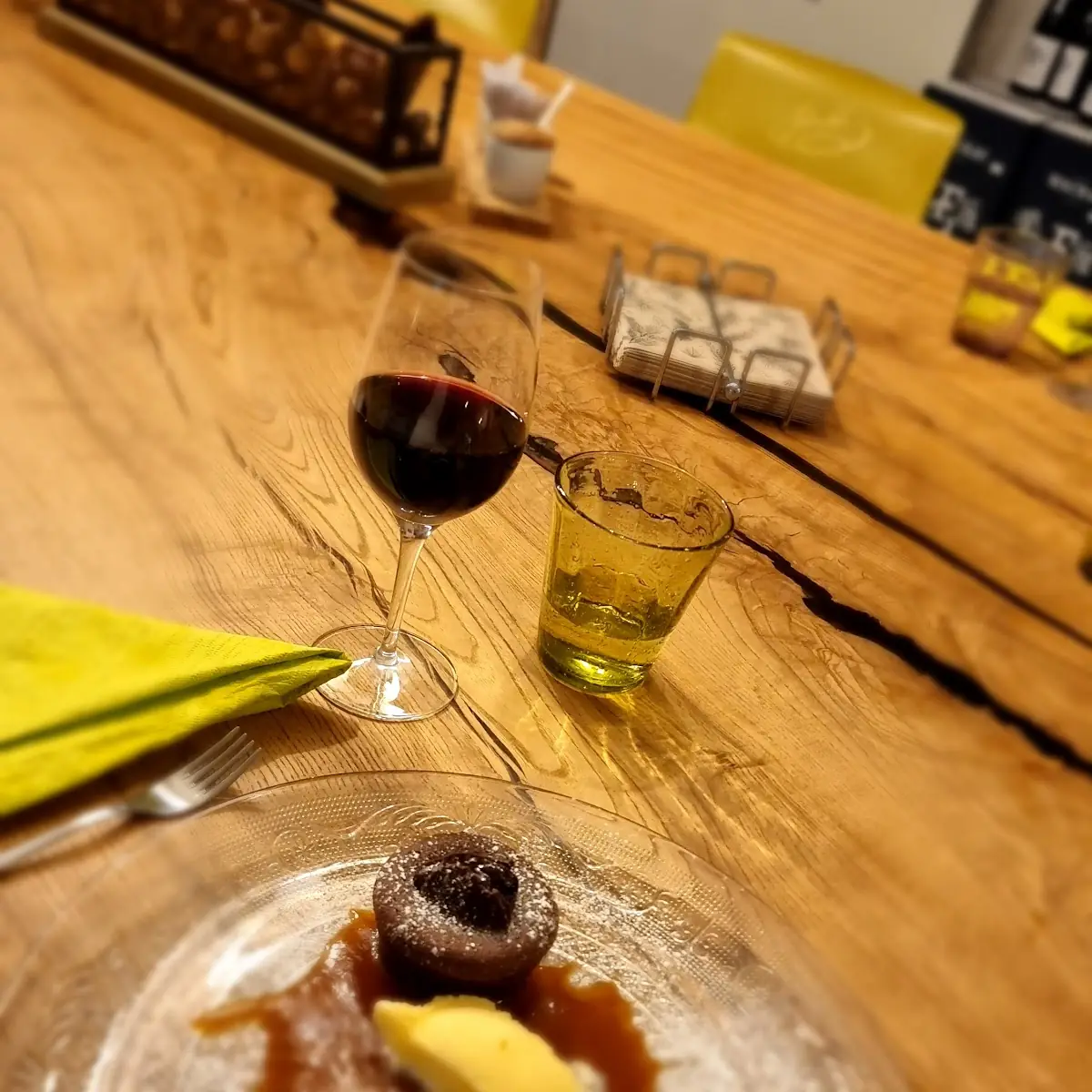 Küchlein Mit Heissem Schokokern Auf Erdbeerspiegel & Eis