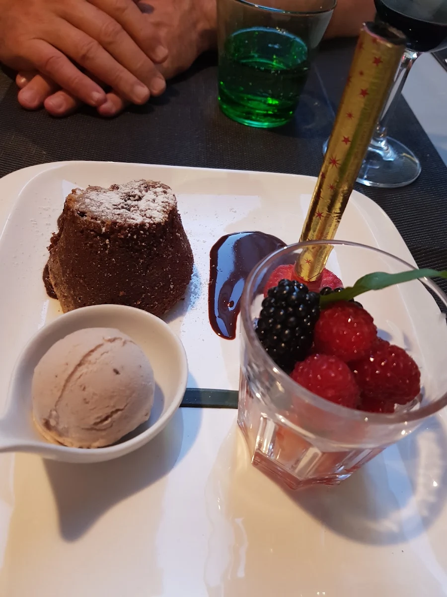 Volcan de Chocolate Con Frutos Rojos Y Helado de Semillas de Amapolas