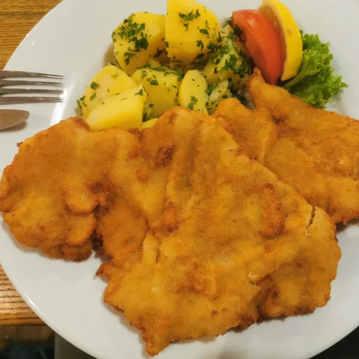 Gebackenes Hühnerschnitzel Mit Petersilienkartoffeln