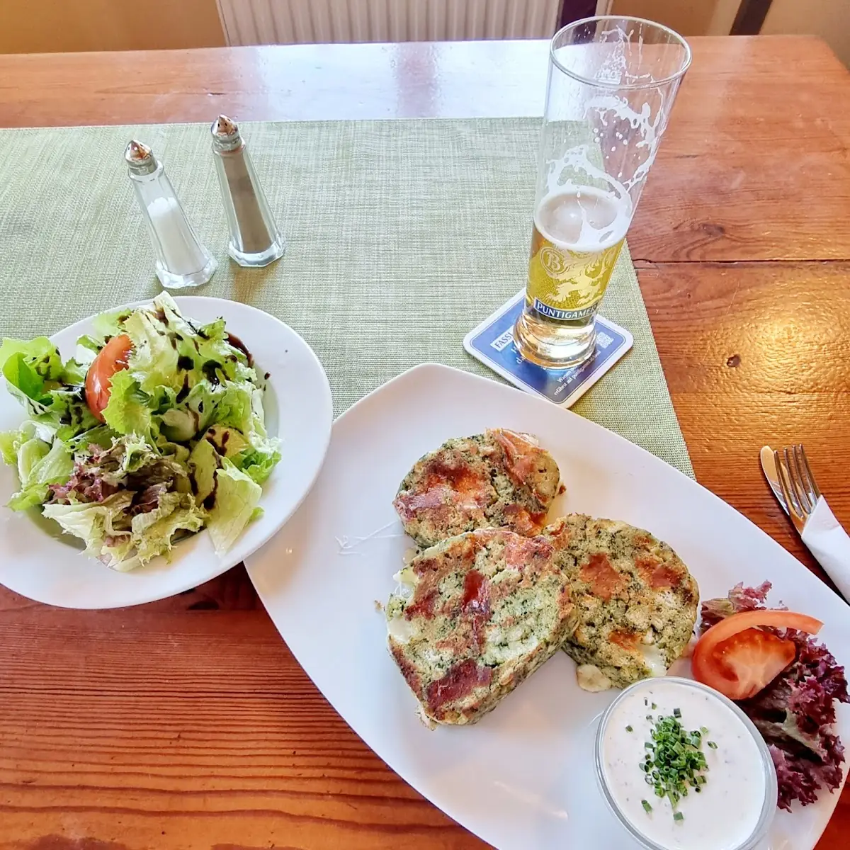Geröstete Knödel Mit Feta & Spinat Und Salatbeilage