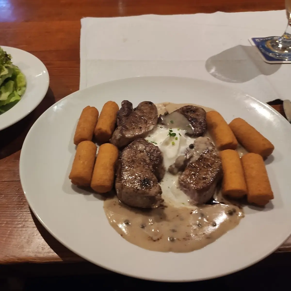 Medaillons Vom Schwein In Pfefferraumsauce Mit Blattsalat Und Kroketten