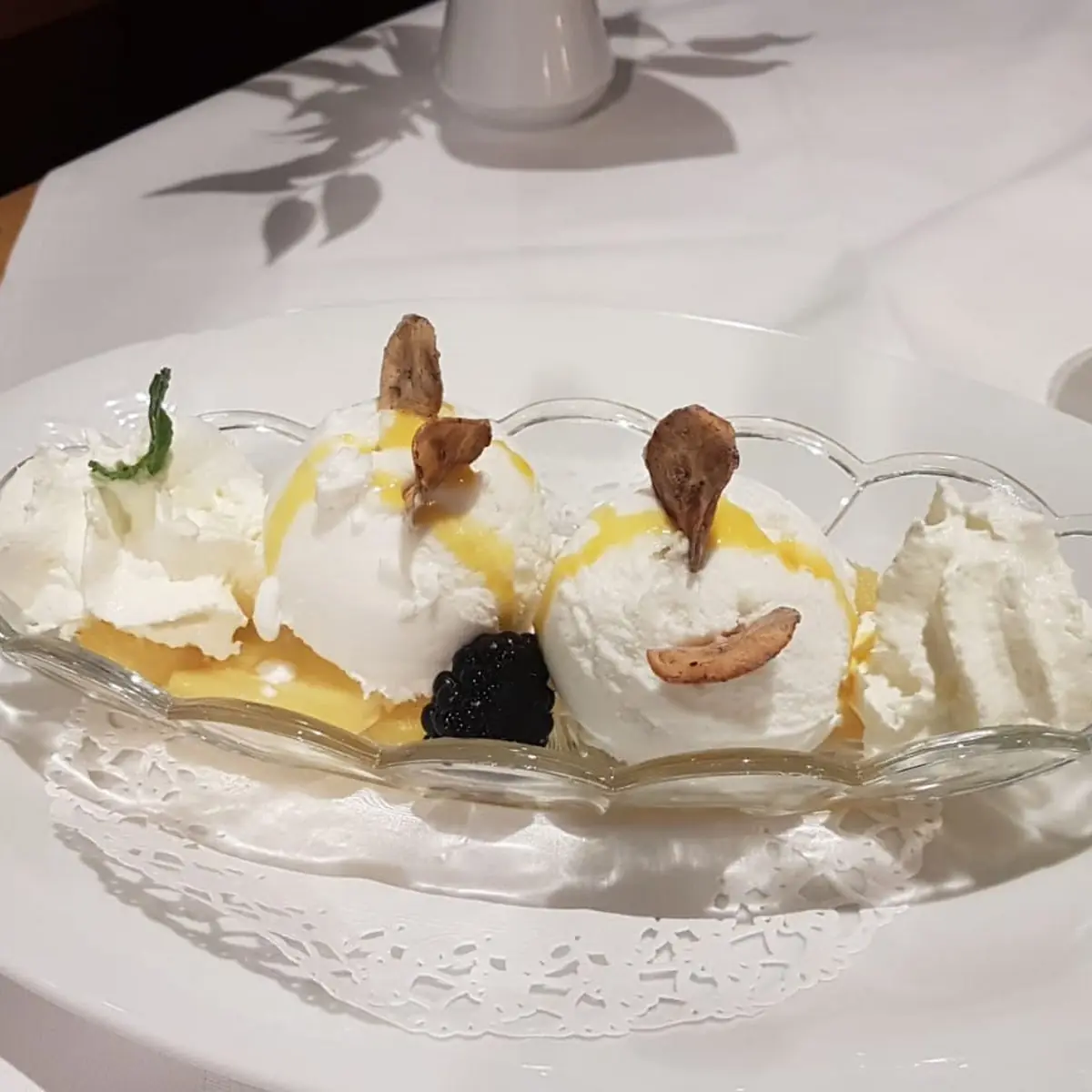 Kokoseis Gegrillte Ananas Und Maracujamark Dazu Kochbananen-chips