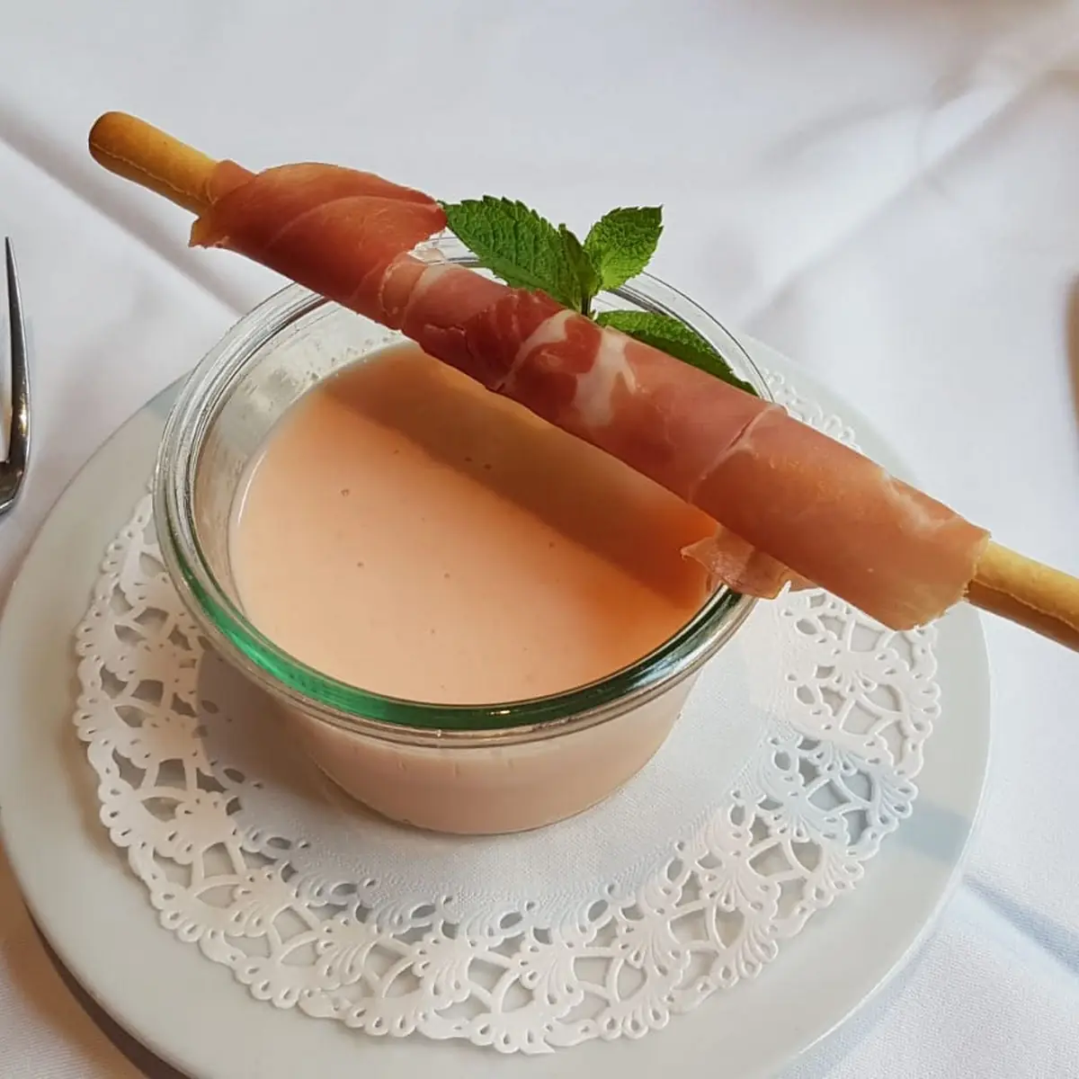 Melonen-buttermilch Kaltschale Mit Prosciutto Grissini