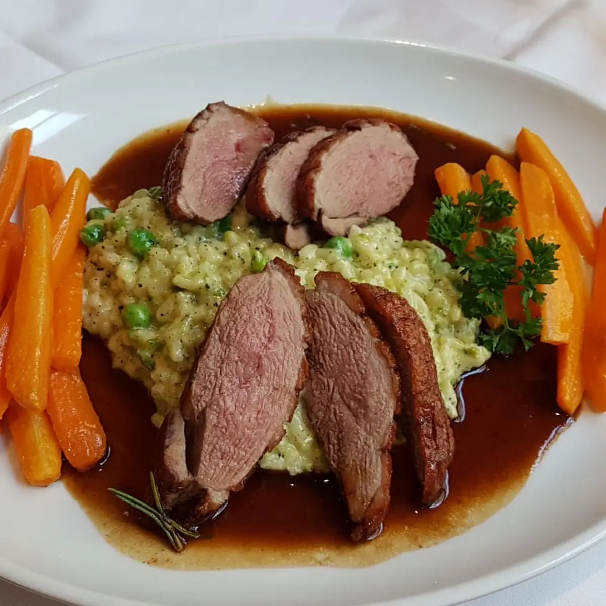 Rosa Gebratene Flugentenbrust Auf Erbsen-minz Risotto Und Glasierten Karotten