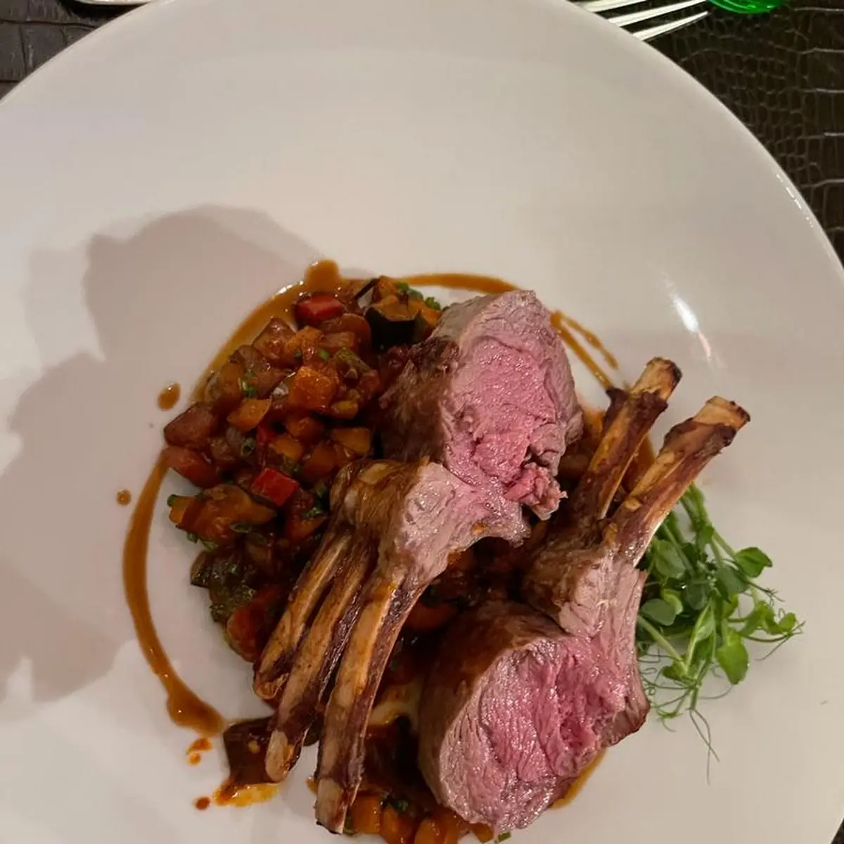 Rosa Gebratene Lammkrone Mit Süß-saurem Ratatouille Und Erdäpfelgratin