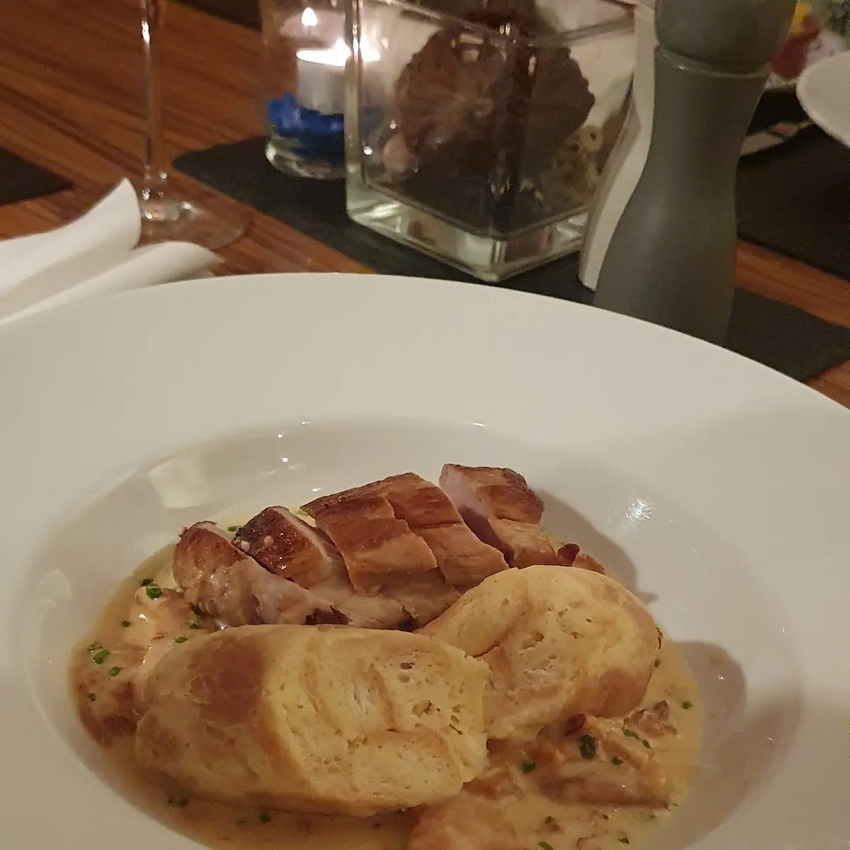 Rosa Gebratenes Schweinefilet Mit Eierschwammerl A La Creme Und Briocheknödel