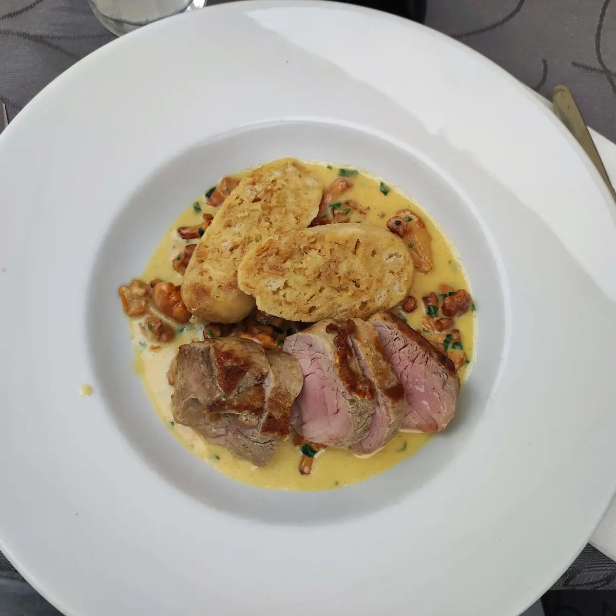 Schweinefilet Mit Knödel Und Eierschwammerl In Eierschwammerl Soße