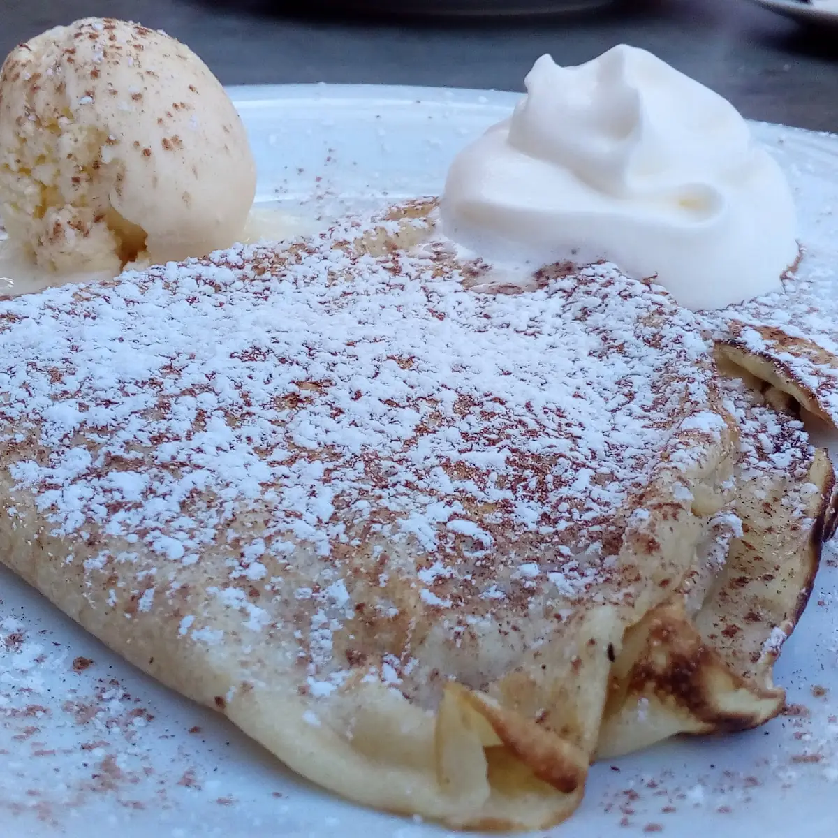 Palatschinke Mit Apfelmus Und Vanilleeis