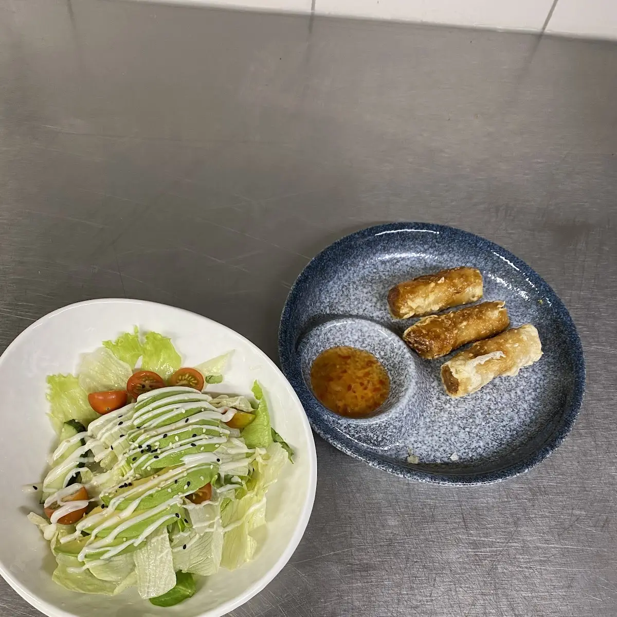 Avocado Salat Und Hongkong-frühlingsrolle