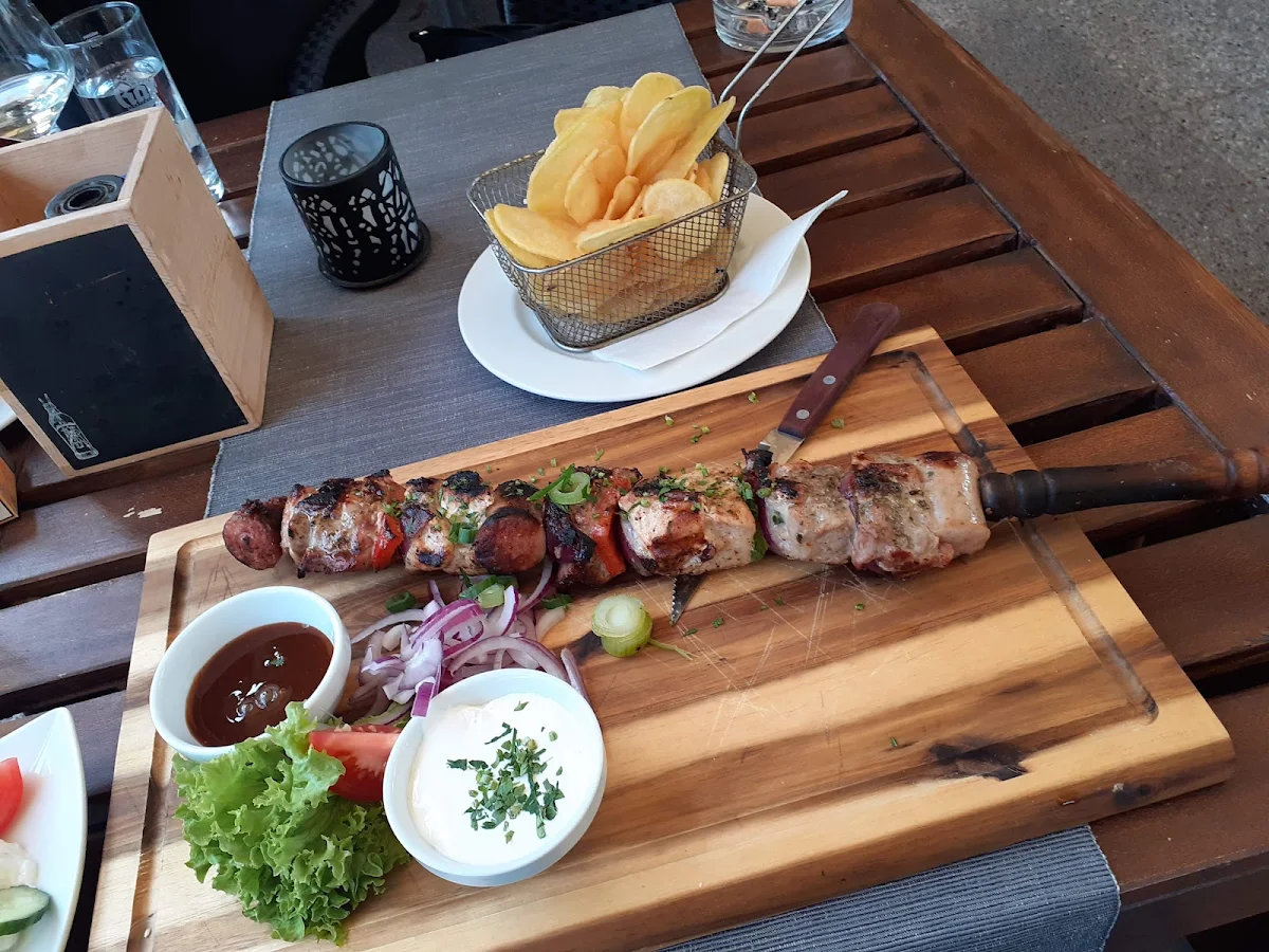 Hausspiess Mit Chips Und Saucen