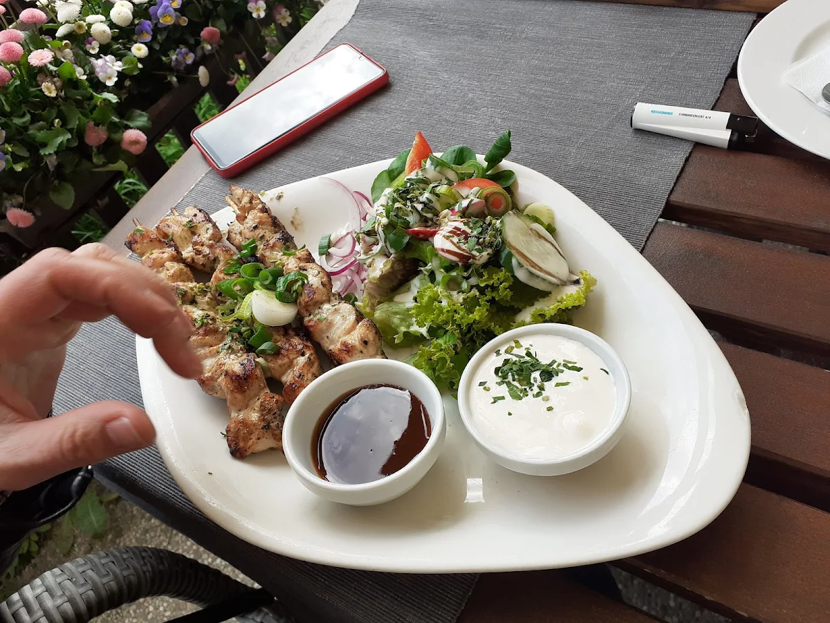 Hühnersuvlaki Mit Tzaziki Und Salat